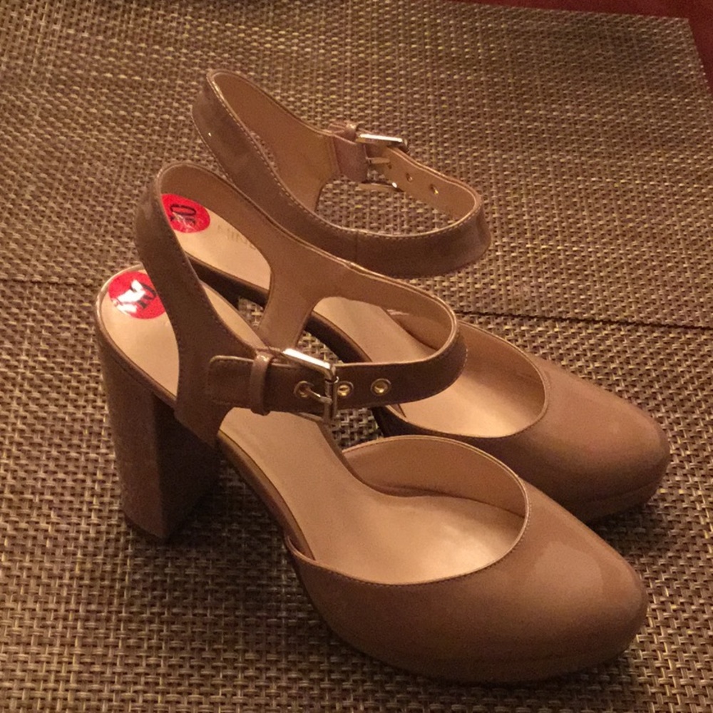 Women NINE WEST Platform Mary Jane.